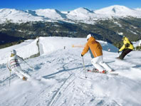 Skifahren und Snowboarden